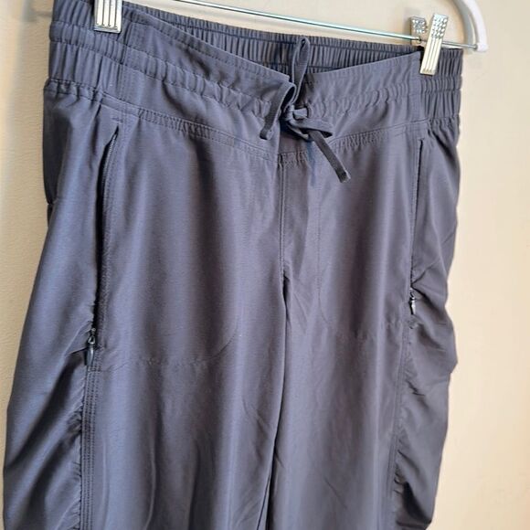 Athleta La Viva Joggers Featherweight Yoga Pants 6 - Picture 3 of 8